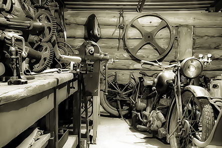 Das Bild zeigt eine Werkstatt mit einem alten Bike